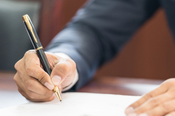 Sommation interpellative : à quoi sert cet acte du commissaire de justice ?