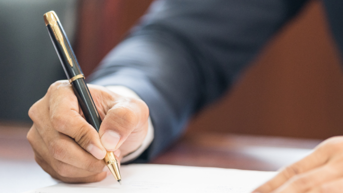 Sommation interpellative : à quoi sert cet acte du commissaire de justice ?
